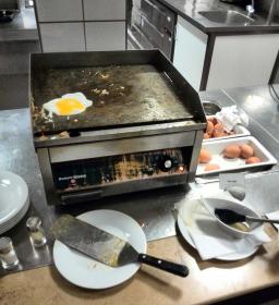 The "Fry your own egg" station at the Holiday Inn Eindhoven